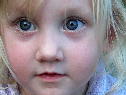 صور اطفال بعيون زرق , اجمل عيون اطفال زرقاء - صباح الورد